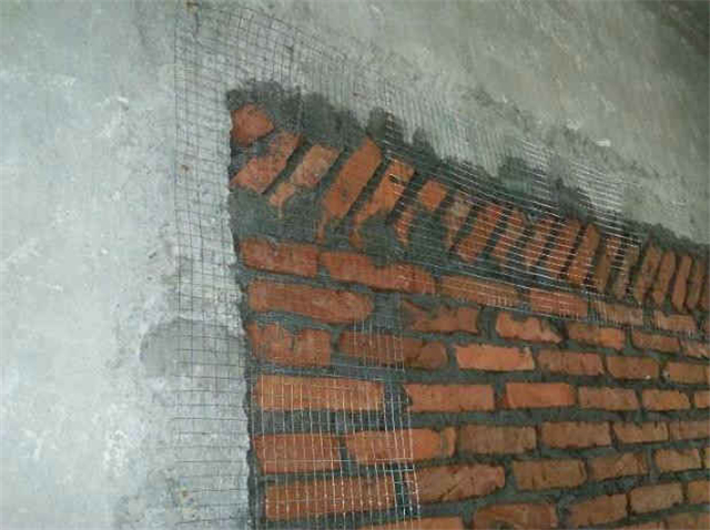 有经验的师傅砌墙时都会在墙体加一层铁丝网