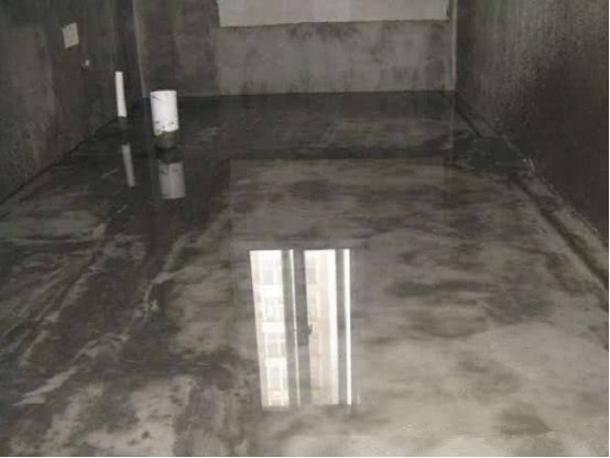 春季潮湿装修防水要做好 瓷砖缝隙涂一层防水胶