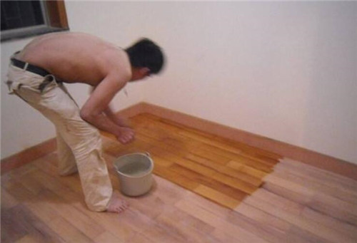 地板打蜡一般多少钱 地板打蜡步骤流程
