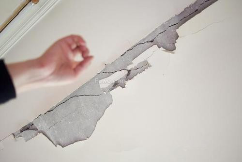 油漆施工中遇到墙面裂痕该怎么处理