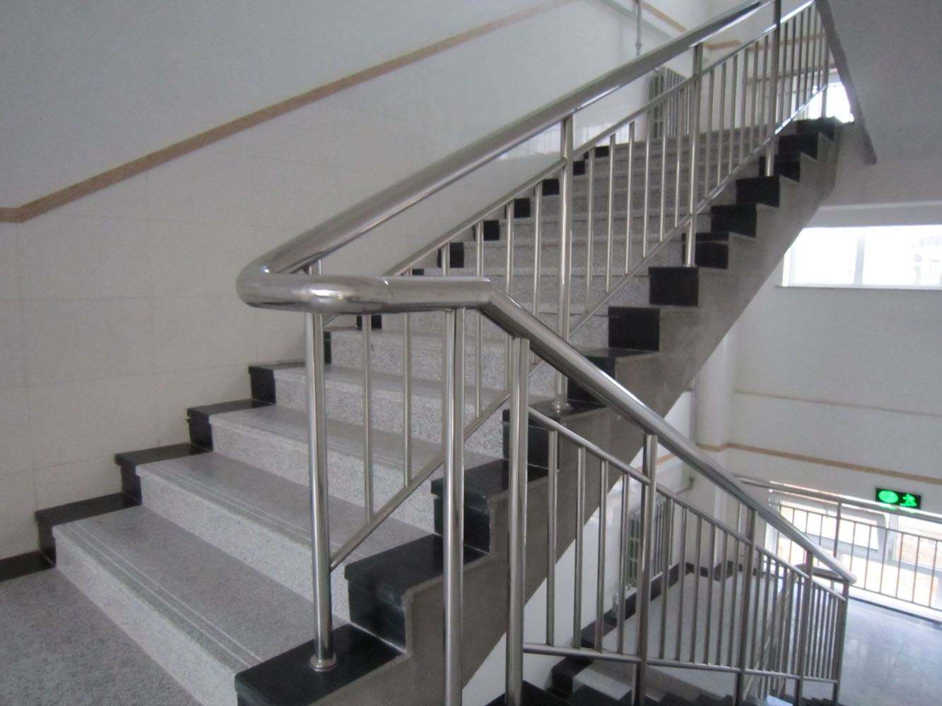 不锈钢楼梯扶手多少钱一米